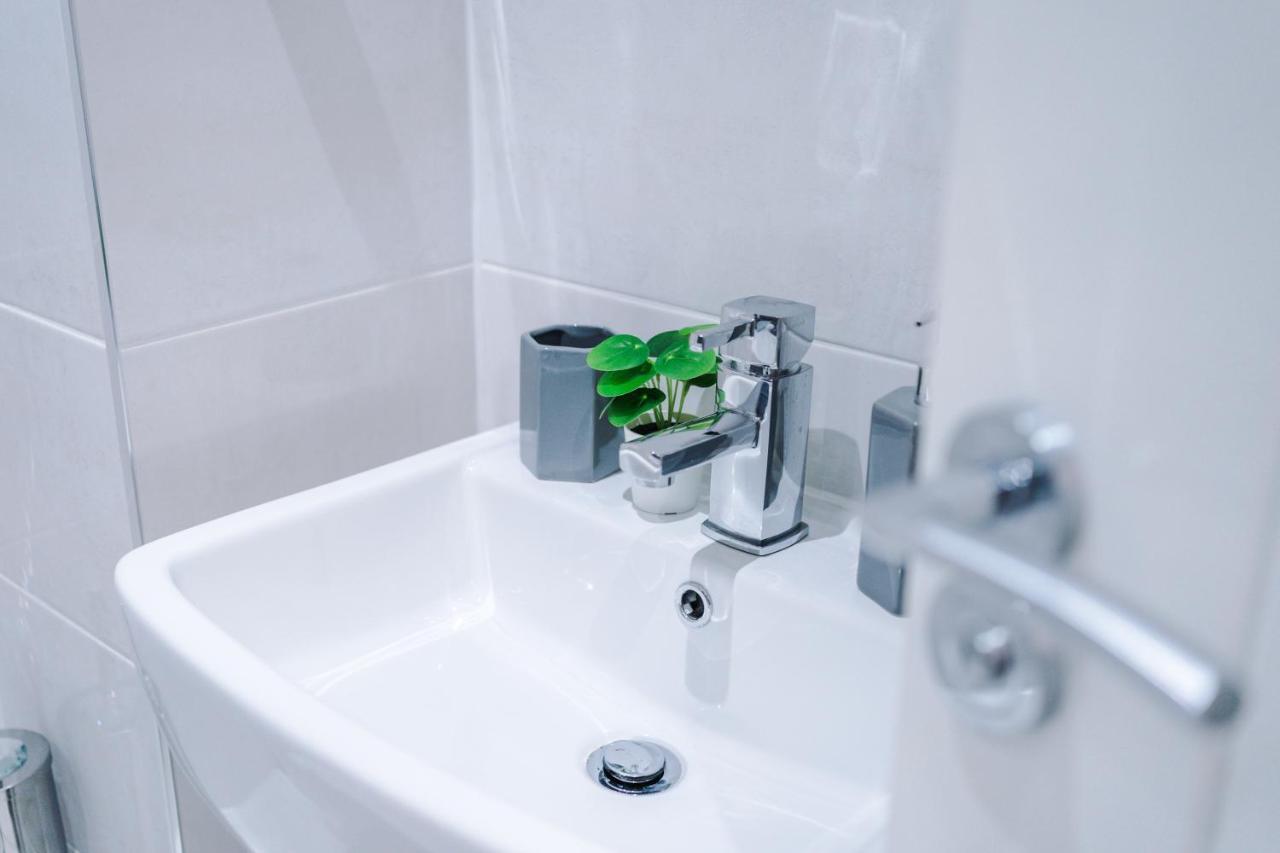 ✰Onpoint - Modern 2 Bed Apartment Close To Centre✰ Leeds  Exterior photo